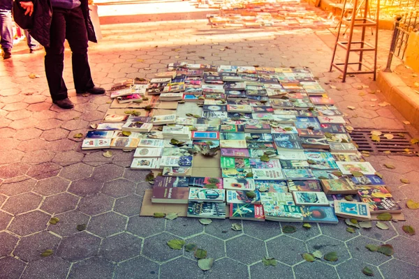 Second hand books for sale  laying on the ground in sunlight — Stock Photo, Image