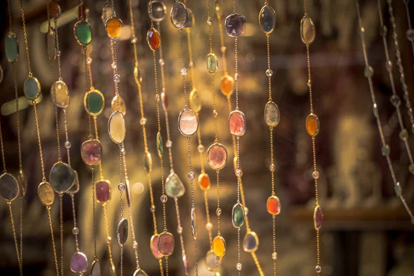 Κοσμήματα κολιέ κατασκευασμένο από πολύχρωμες πολύτιμες πέτρες — Φωτογραφία Αρχείου