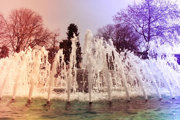 Una fontana d'acqua spruzzando acqua nella vista — Foto Stock