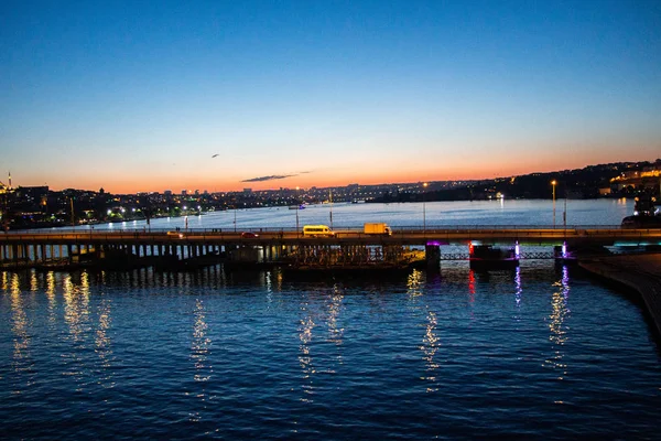 Ponte Ataturk sul Corno d'Oro di notte — Foto Stock