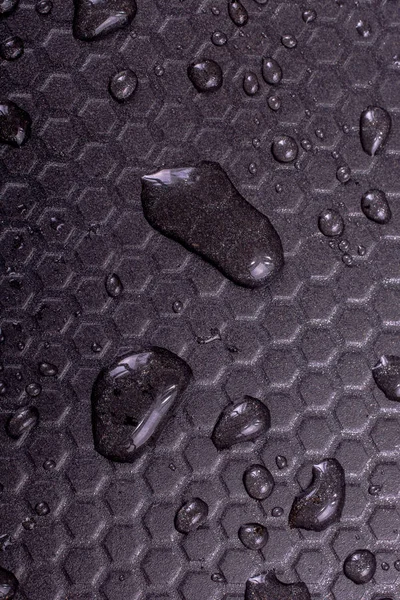 Wassertropfen auf dunklem Metallhintergrund mit Mustern — Stockfoto