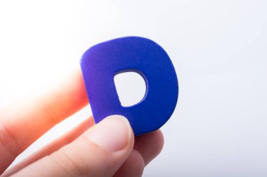 Ahşaptan yapılmış D harfi 