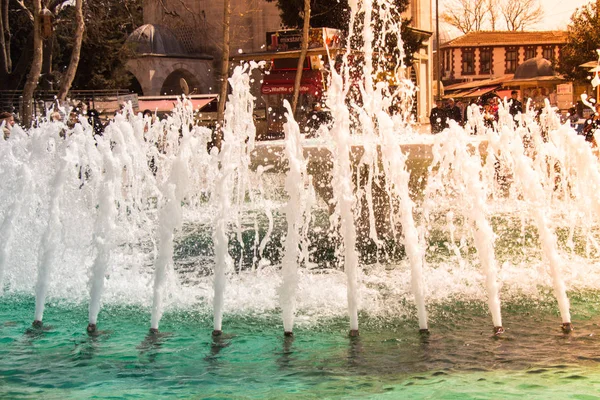 Una fuente de agua rociando agua en la vista — Foto de Stock