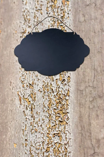 Černá prázdná vývěsní štít na dřevěné pozadí — Stock fotografie