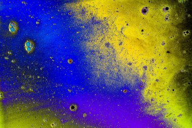 Renkli arka plan üzerinde su yağı emülsiyon makro çekim