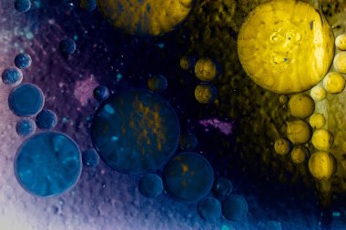 Renkli arka plan üzerinde su yağı emülsiyon makro çekim