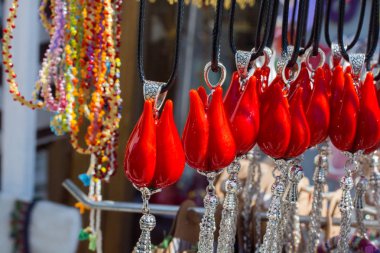 Çarşıda lale şekilli el sanatları