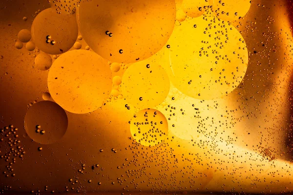 Macro shot di emulsione di olio d'acqua su sfondo colorato — Foto Stock