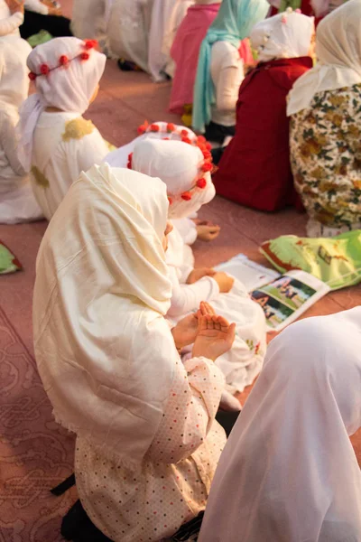 Meninas com hijab em uma grande mesquita — Fotografia de Stock