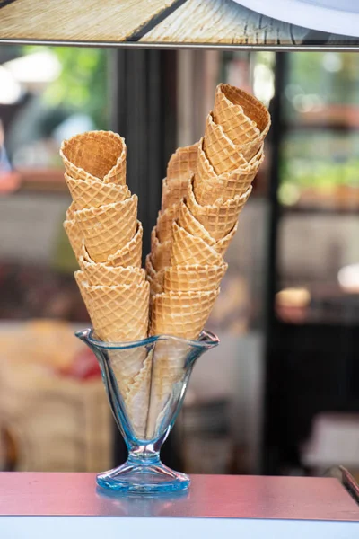 Conos de helado vacíos en un mercado de alimentos —  Fotos de Stock