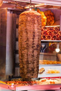 Geleneksel Türk Donör Kebabı veya metal şiş kebap