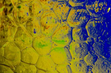 Renkli arka plan üzerinde su yağı emülsiyon makro çekim