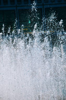 Ekranda su serpme çeşmeden su