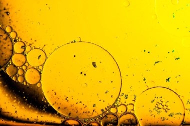 Renkli arka plan üzerinde su yağı emülsiyon makro çekim