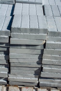 Beyaz mermer levhalarla birbiri üstüne yığılmış
