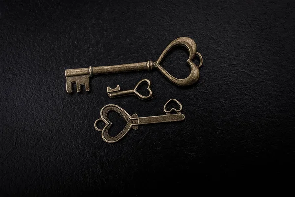 Metallschlüssel im Retro-Stil als Liebeskonzept — Stockfoto