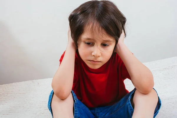 Triste retrato infantil con emociones en la cara —  Fotos de Stock