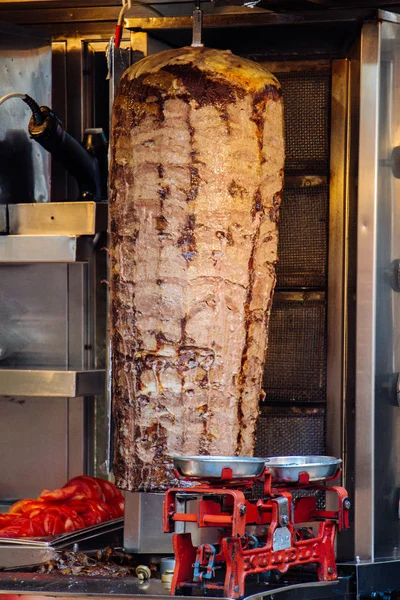 Tradiční turecký Doner Kebab nebo kebab na kovovém špejli — Stock fotografie