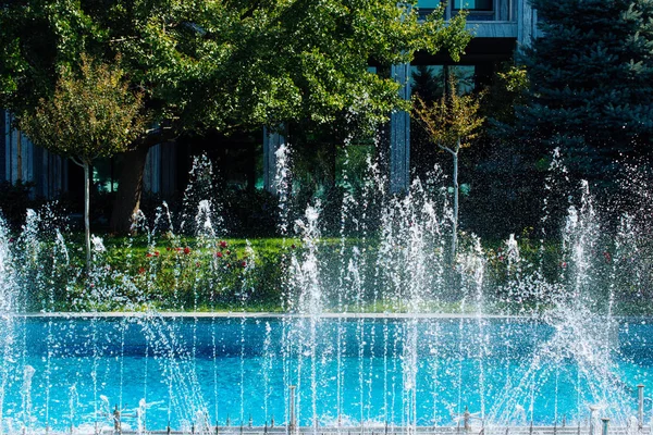 Eine Wasserfontäne, die Wasser versprüht — Stockfoto