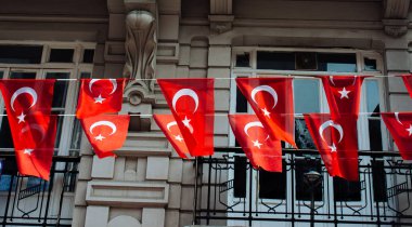 Gökyüzünde beyaz yıldız ve ay olan Türk ulusal bayrakları