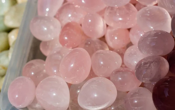 Рухнувший камень из роз кварца, как минеральная порода — стоковое фото
