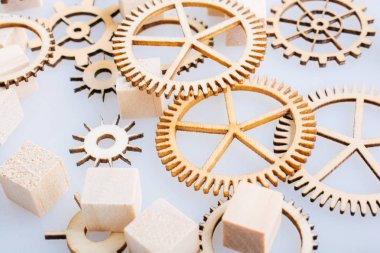 Dişli tekerlek kavram mühendislik olarak beyaz arka plan üzerinde