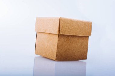 Siyah arka planda karton kutu tutan el 