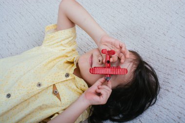 Seyahat kavramları olarak retro uçak tutan küçük çocuk, tran