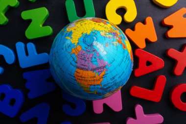 Siyah arka planda renkli harflerle Globe modeli