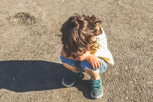 Triest kind portret met emoties op het gezicht — Stockfoto