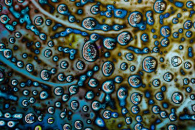 Renkli arkaplan boyunca karalamalar