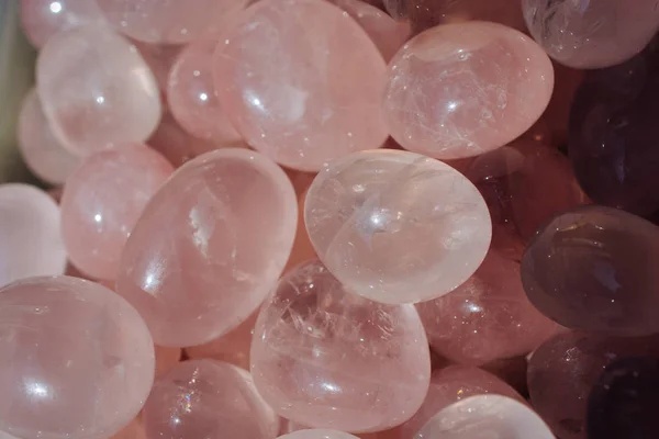 Рухнувший камень из роз кварца, как минеральная порода — стоковое фото