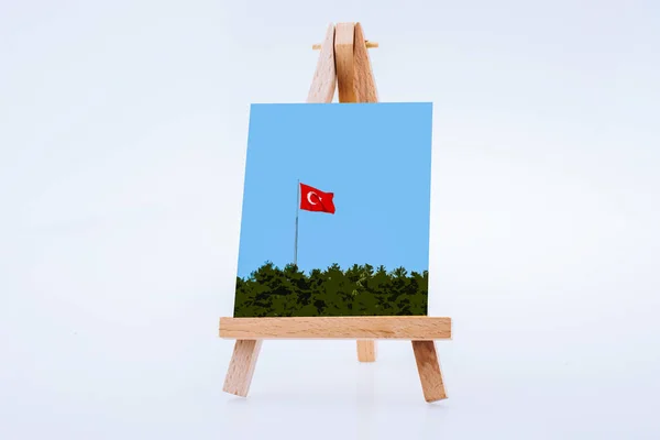 Resim sehpası üzerindeki ağaçların üzerinde Türk bayrağı görüntüsü — Stok fotoğraf