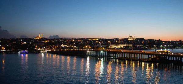 Ponte Ataturk no Chifre Dourado à noite — Fotografia de Stock