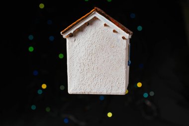 Bokeh ışıklı arka planda küçük bir model ev