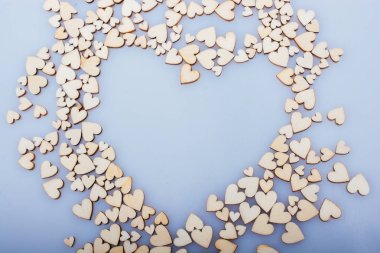 Ahşap kalpler beyaz arka planda heaart şekli oluşturur