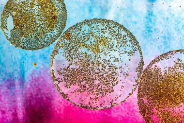 Renkli arka plan üzerinde yağ kabarcıkları Makro çekim