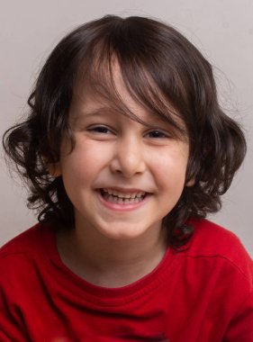 Alışveriş, indirim, sa gibi alışveriş sepeti ile Neşeli küçük çocuk