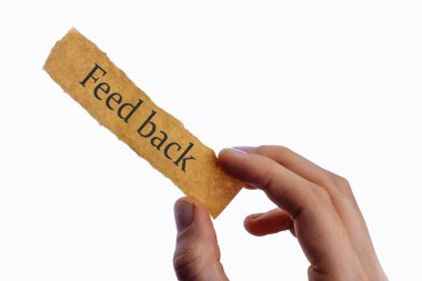  Eldeki boş yırtık not kağıdına yazılan geri bildirim