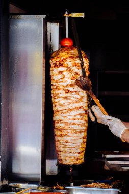 Geleneksel Türk Donör Kebabı veya metal şiş kebap