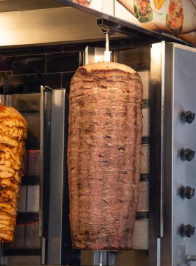 Geleneksel Türk Donör Kebabı veya metal şiş kebap