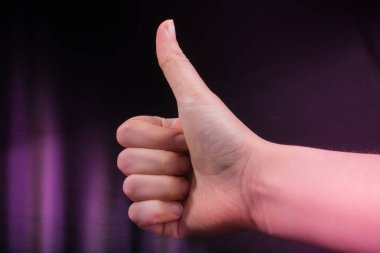 Siyah arka planı olan genç bir el.