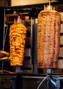 Geleneksel Türk Donör Kebabı veya metal şiş kebap