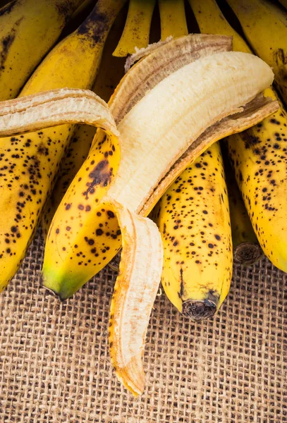 노란색의 무리에 벗 겨 바나나 바나나 주 근 깨 — 스톡 사진