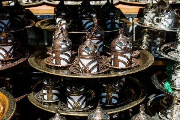 Ręcznie robione wielokolorowe tureckie kubki kawowe na rynku — Zdjęcie stockowe