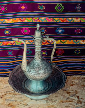 Oryantal tarzı antik metal kabı  