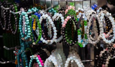 Renkli boncuk bilezik yaptı