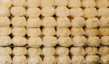 Çiftlik süt ürünü olarak bütün taze tereyağı parçaları