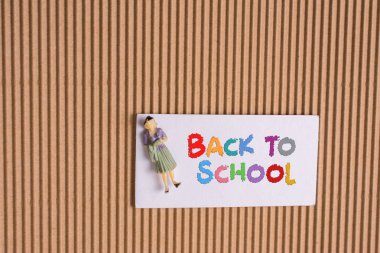 Ahşap öğretmen figürünün okul konseptine geri dönelim.