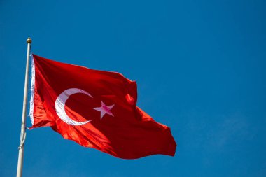 Gökyüzünde beyaz yıldız ve ay olan Türk ulusal bayrağı